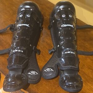Diamond Umpire Ultralite Leg Guards 17 Inch. Black